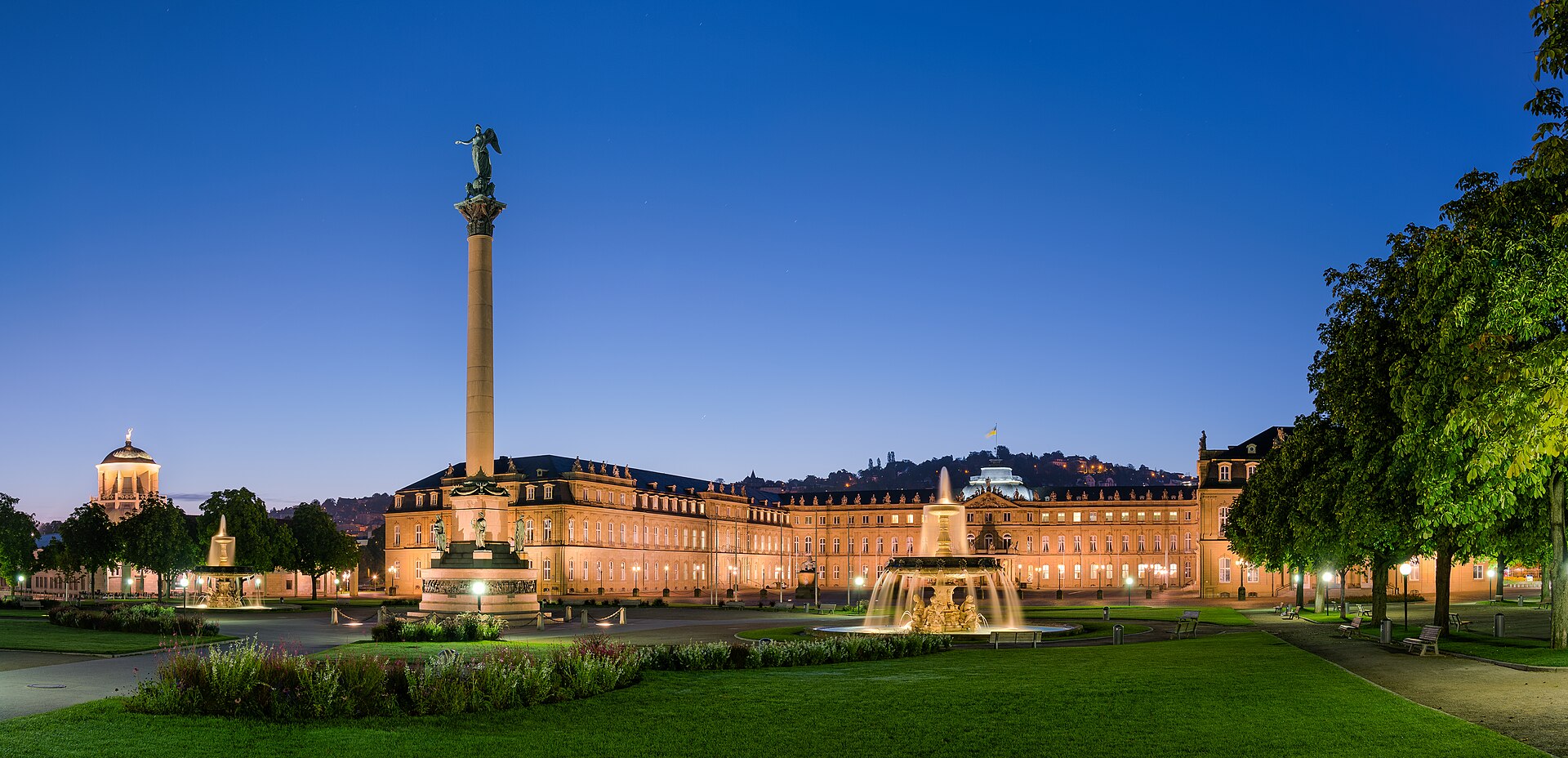 Stadtmotiv in Stuttgart – Neues Schloss Schlossplatzspringbrunnen Jubiläumssäule Schlossplatz Stuttgart 2015 01